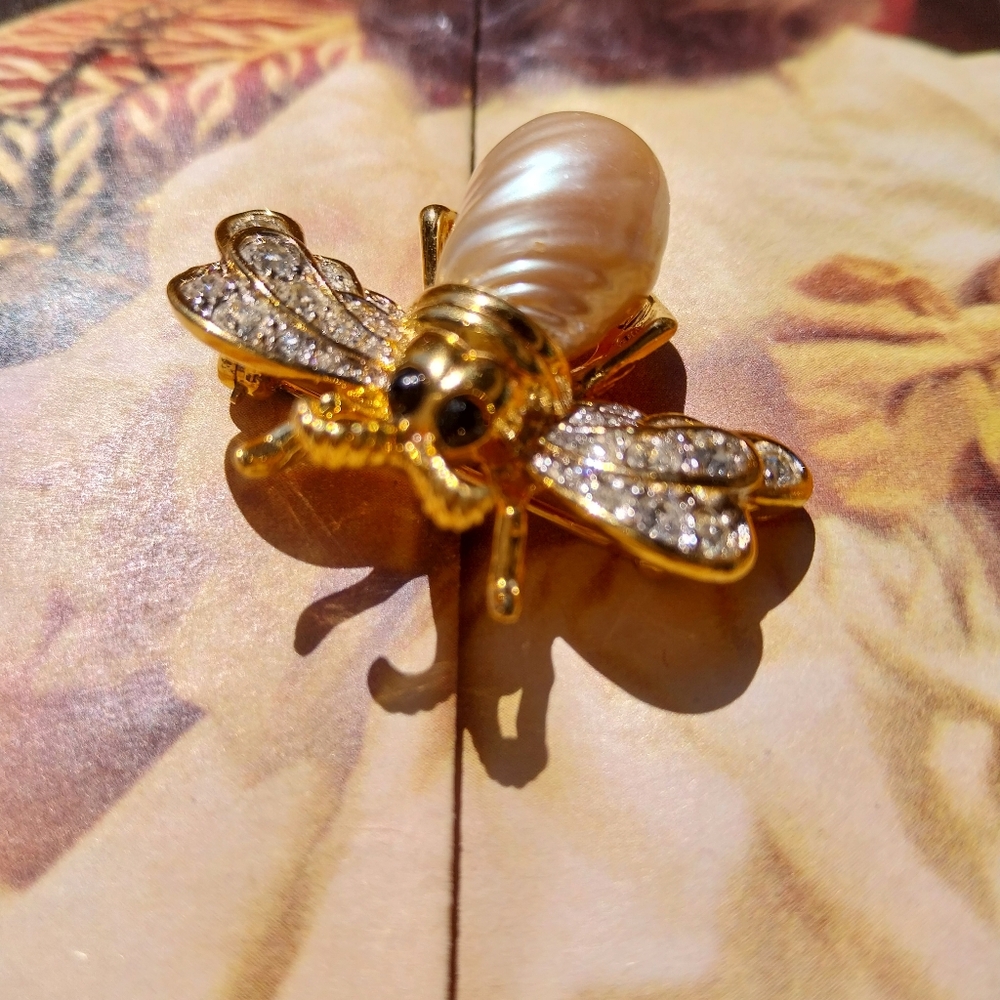 D Orlan  Brooch with Sparkling Stones - Picture 4 of 10